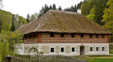 Freilichtmuseum Stübing - Vierkanthof aus St. Ulrich bei Steyr mit römischem Mauerwerk im Obergeschoß aus dem frühen 18. Jahrhundert