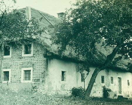„Ambergergut“ in Bad Hall (Bild von 1944), Der Hausstock ist noch ebenerdig, die Stall- und Scheunenbereiche sind bereits aufgestockt.