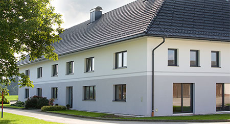 Moderne Fassade mit großen Fenstern und Türen am Vierkanthof „Pühregger“ in Kremsmünster