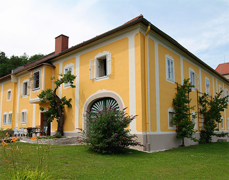 Besondere, verputzte Fassade eines Vierkanters, „Hormühle“ in Waldneukirchen