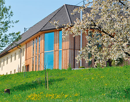 Der Vierkanthof der Familie Zwicklhuber in KremsmuÌˆnster hieß urspruÌˆnglich „Weingartensölde“. Er wurde mit neuem Leben gefuÌˆllt und an moderne WohnbeduÌˆrfnisse mit interessanten Konzepten umgestaltet.